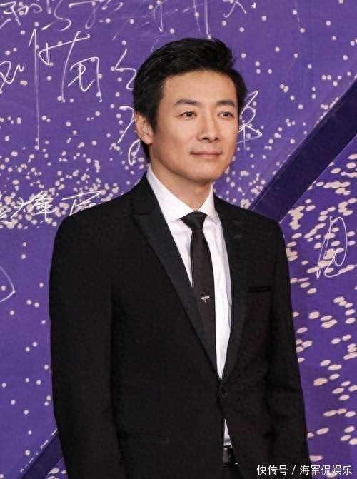 演《潜伏》配角红极一时，娶明星教头为妻，如今靠书法火出圈