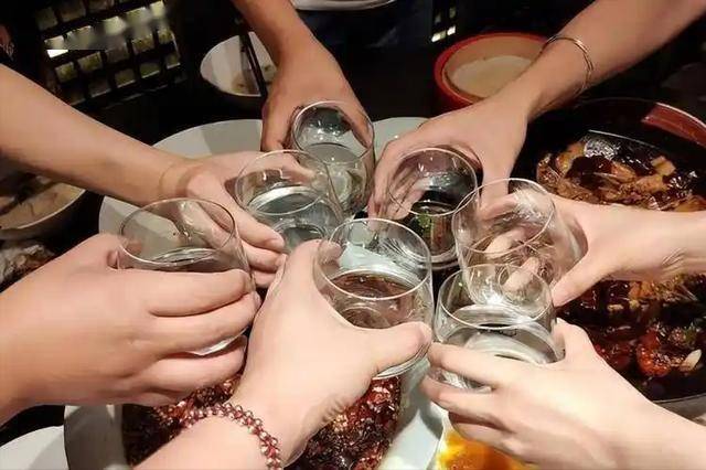 医生：每天都喝酒的人，多半到了58岁以后，身体或承担5种痛苦