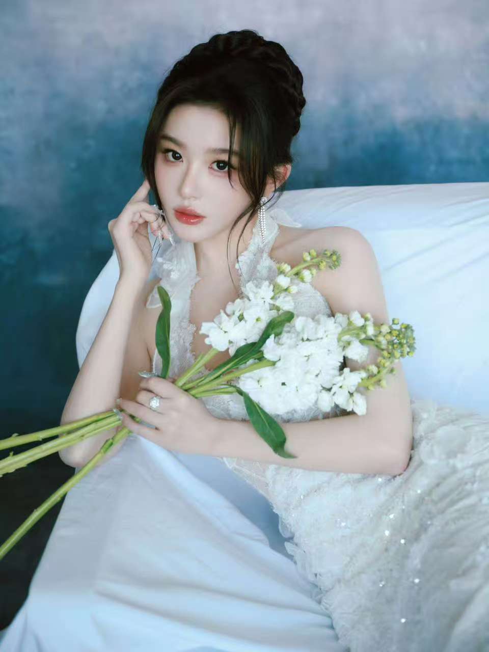 孔雪儿白色礼服写真释出 精致造型尽显优雅氛围感