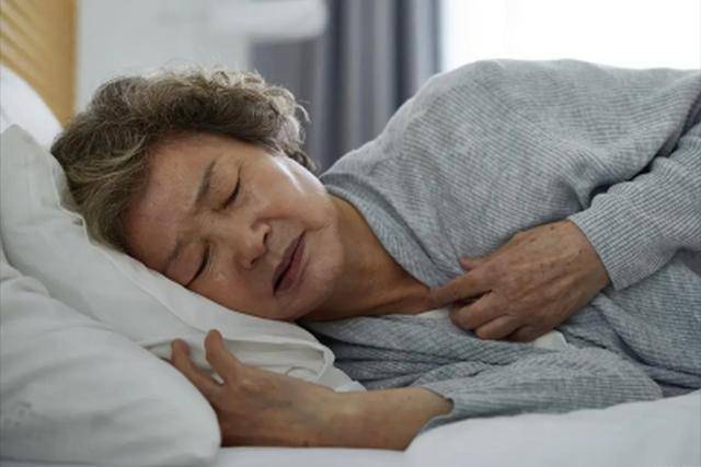 癌细胞在夜间更活跃？提醒：夜间出现这2个异常，警惕复发转移！