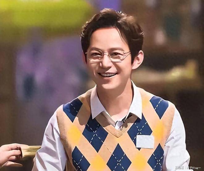 世上没后悔药？无妻无子、与保姆相伴的何炅，走上了另外一条道路