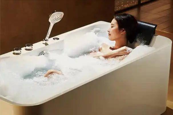 洗澡竟会影响健康！医生强调：老人52岁后，洗澡牢记 “4 不要”！