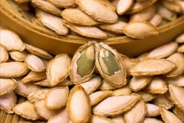 南瓜子能不能天天吃？提醒：过了60岁以后，吃坚果牢记4个关键