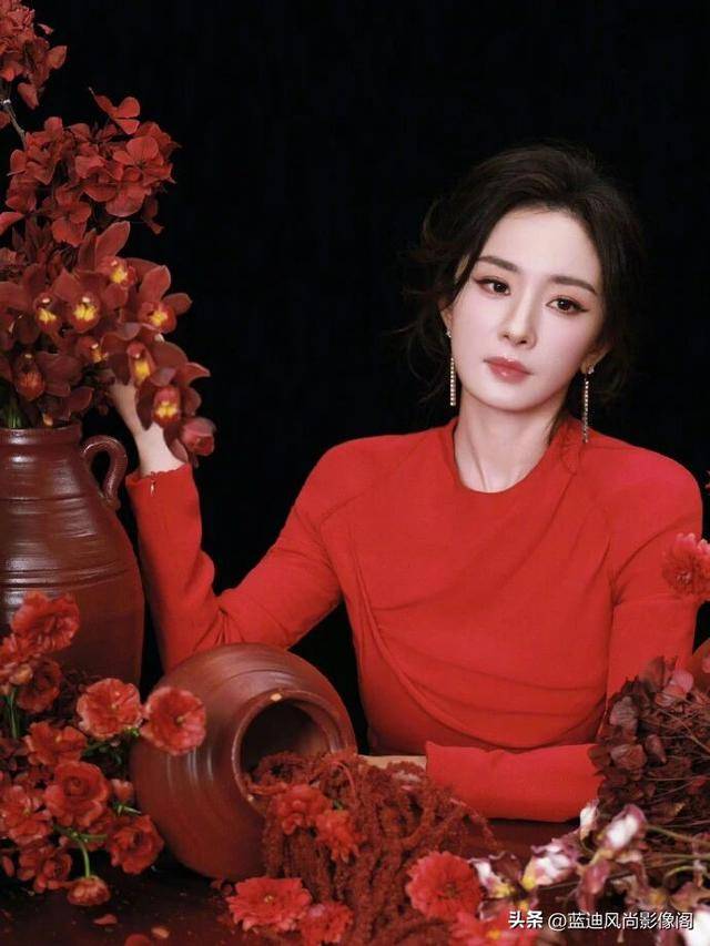 杨幂的新年红裙太吸睛！高定 + 高级珠宝，把红火明媚穿成新年范本