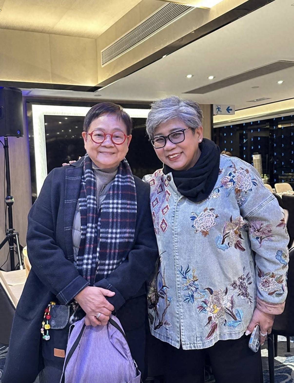 原创            香港歌手65岁大寿众星齐聚，设宴20桌百人出席，48岁女儿帮忙张罗