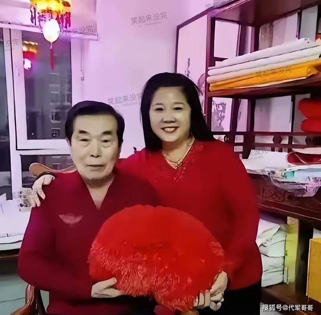 原创            77岁何庆魁又找了个小20岁女友，打电话问赵本山：要不要登记结婚