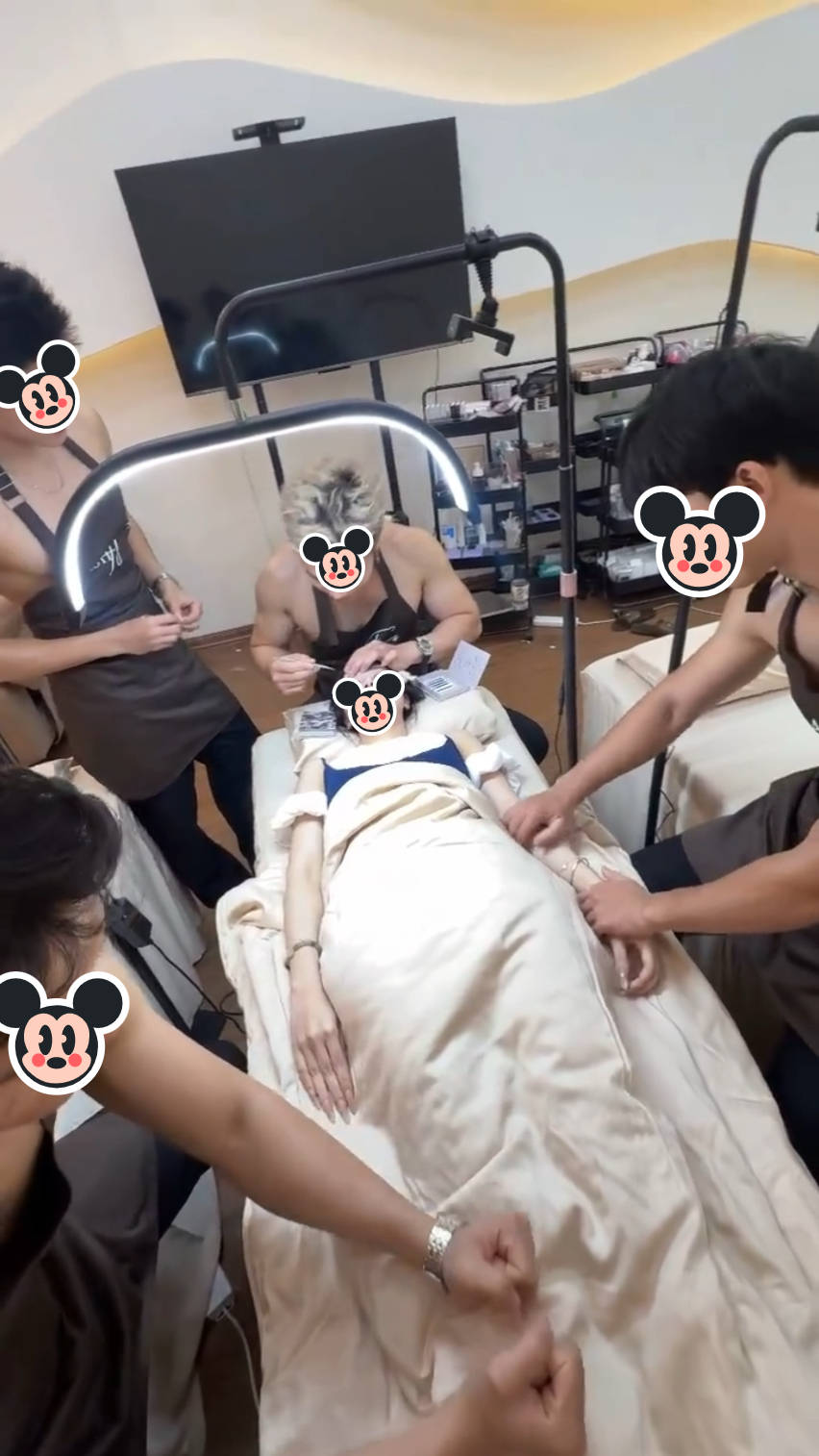 原创            妻子和丈夫争吵后去接睫毛，被几个男士服务，丈夫来把她劝回家