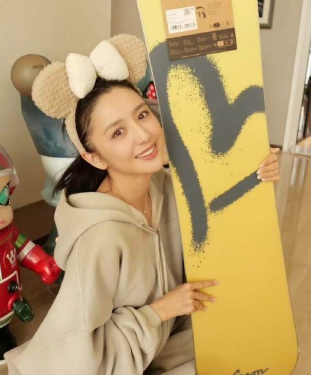 原创            连送3年滑雪板，催出佟丽娅雪道之约！苏翊鸣为拉好友上雪道拼了