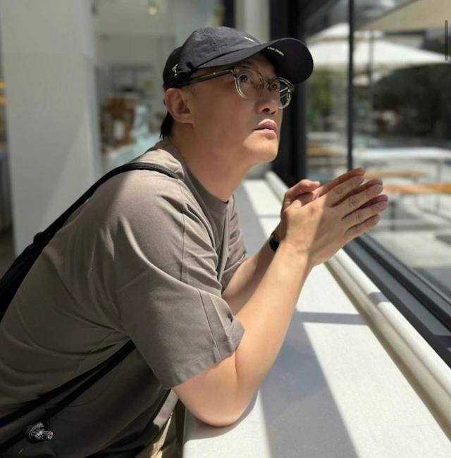 香港著名男星为货车司机指挥停车，全程淡定亲民，获网友大赞