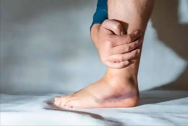 腿是血栓报警器？医生提醒：若有这5个表现，可能是血栓的信号