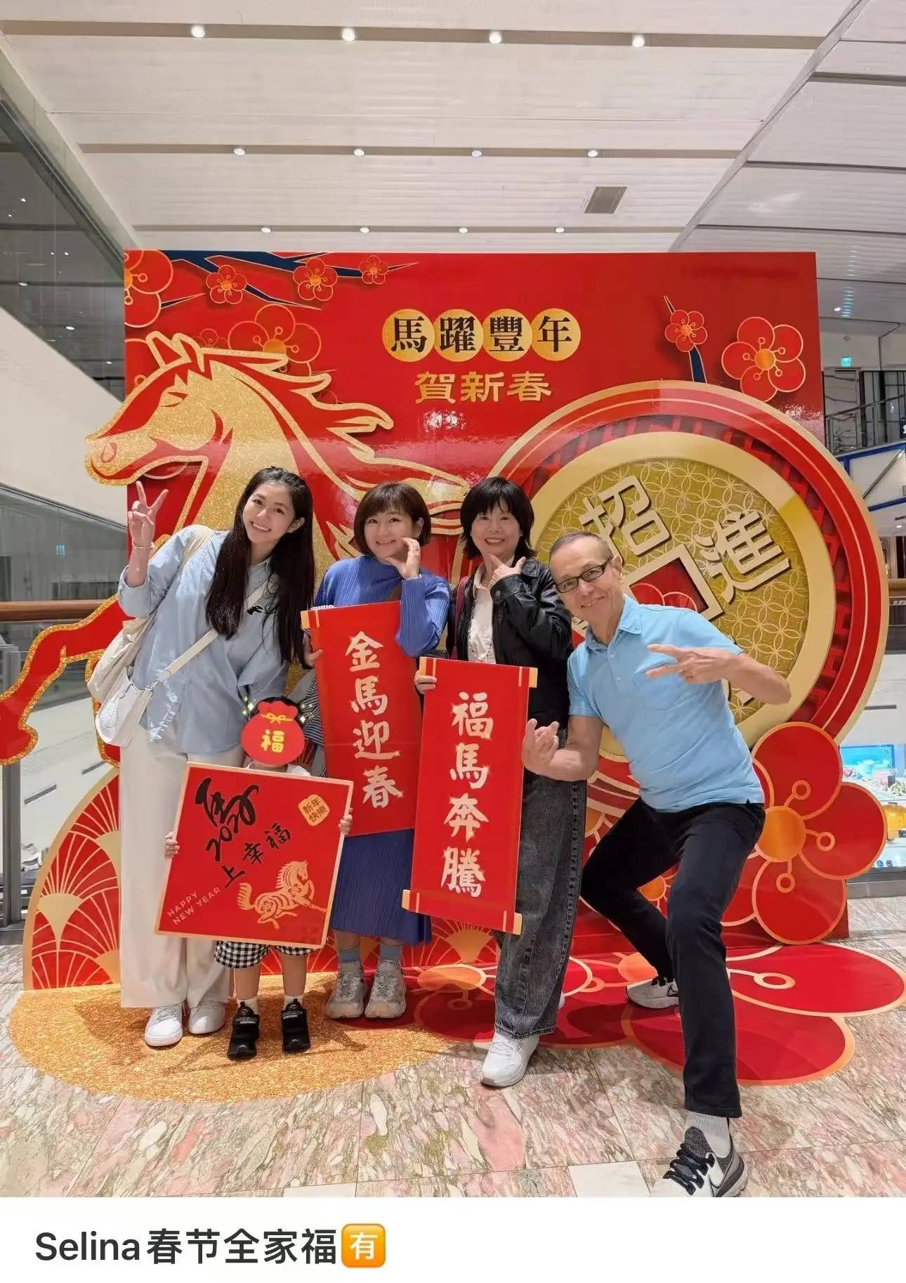 原创            45岁任家萱胖到160斤，穿百褶裙腿部疤痕明显，2岁腰果身高超1米