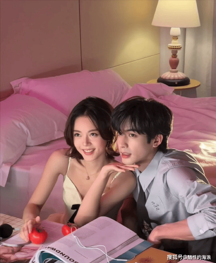 原创            甜炸！赵今麦宋威龙情人节花絮物料释出，贴脸比心 + 扑怀，顶级售后实锤