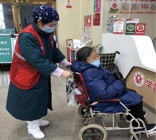 “志愿红”点亮就医路
