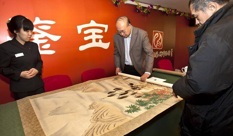 男子带汝窑瓷器鉴宝，主持人估价至少500万，专家：5000元卖给我