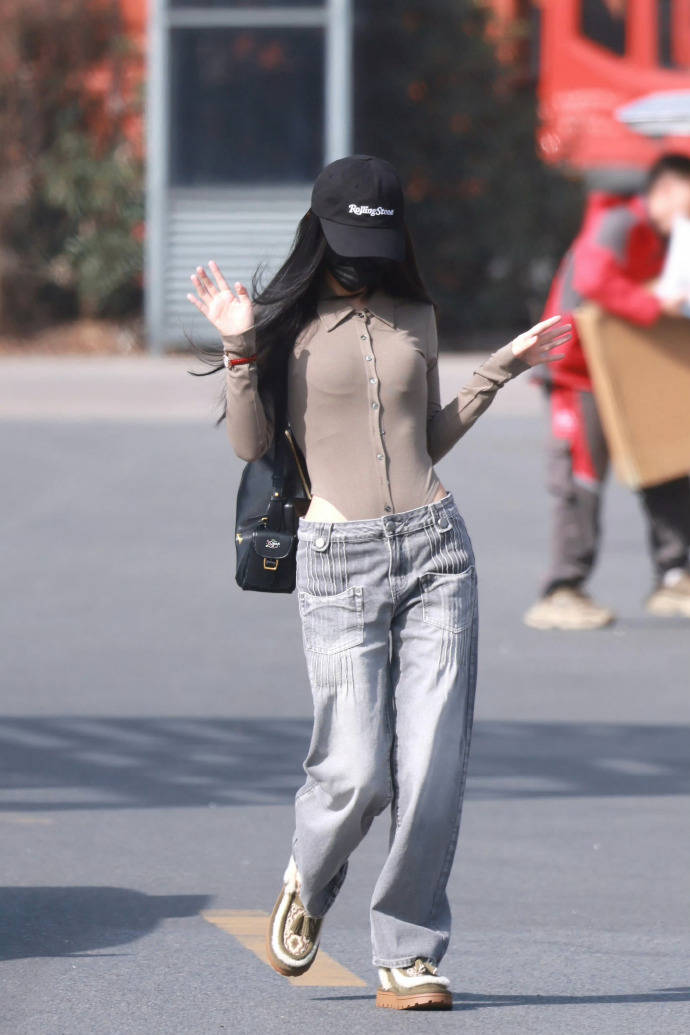 虞书欣穿辣妹连体衣现身 紧身穿搭秀出曼妙身材