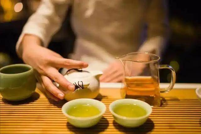 喝茶或会影响寿命！医生强调：过了65岁，喝茶“四不要”得牢记