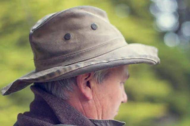 戴帽子会引发脑梗？医生含泪劝告：70岁以后，这4件事一定要盯紧