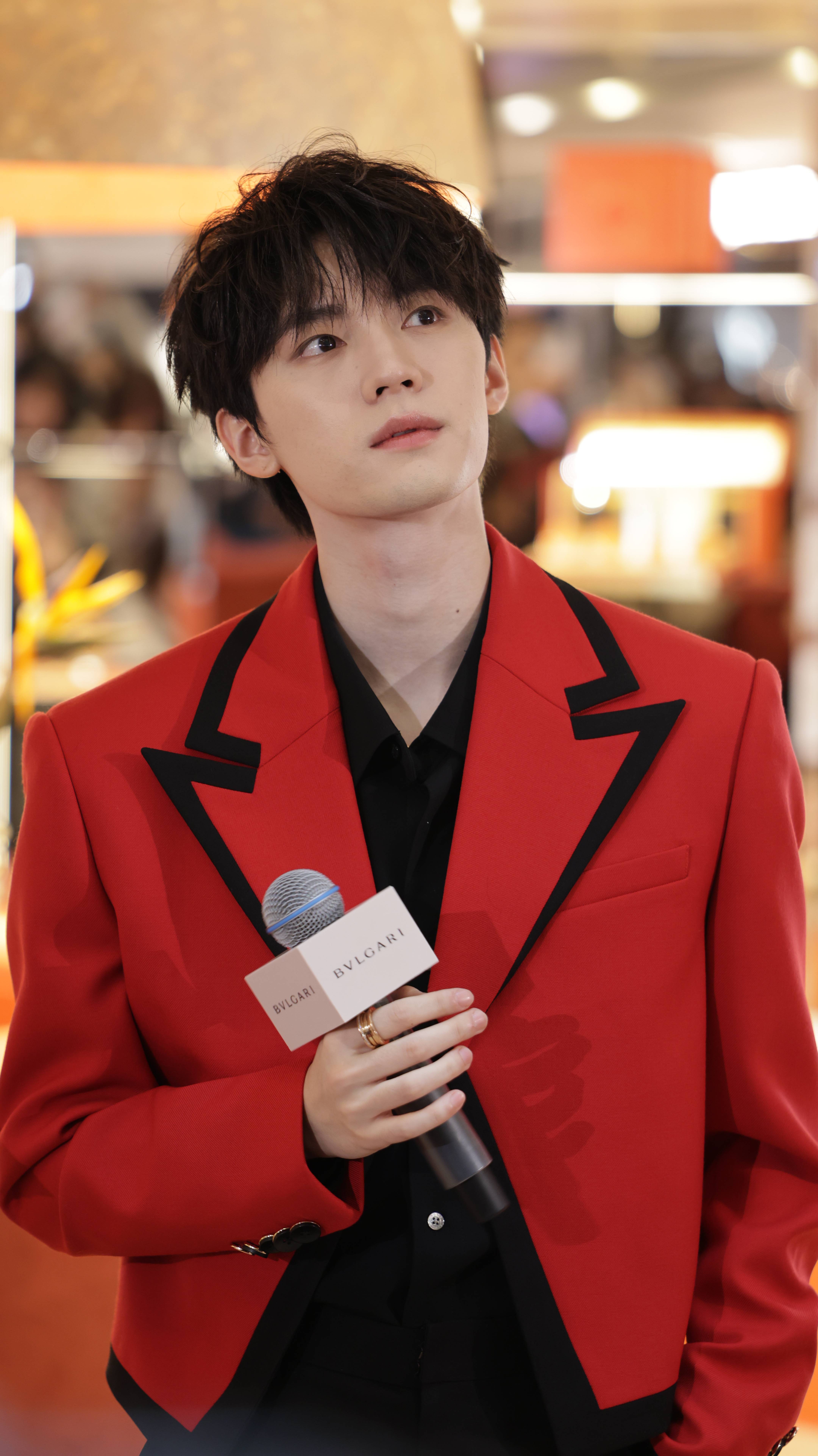 周翊然红西装造型绅士帅气 透露新剧即将开播