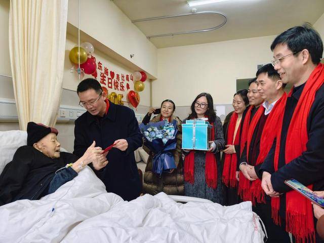 医心守岁护万家，瑞马迎春赴担当——记娄底市中心医院新春坚守