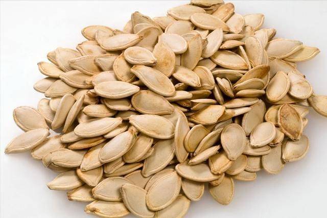 南瓜子可以吃吗？医生表示：老人60岁以后，吃坚果谨记这4个关键