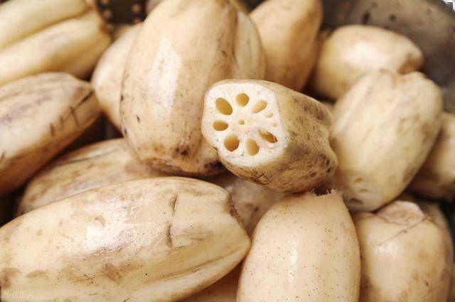 莲藕再次被关注！医生发现：肠胃病患者常吃莲藕，或出现几种变化