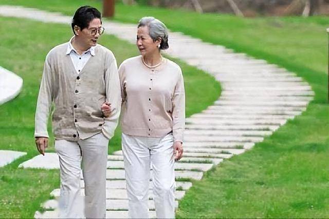 三百名医生提醒：晚饭后散步对血糖血脂的影响，建议抽空看看