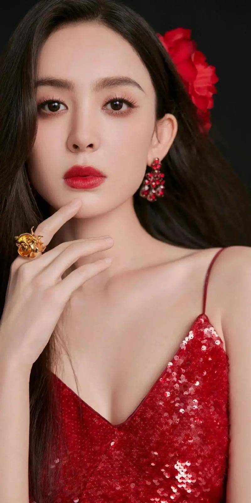 新疆女星娜扎靓丽写真！异域美女魔鬼身材性感火辣