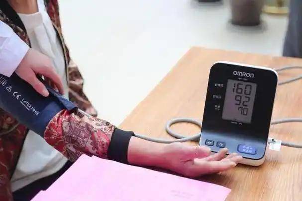 医生发现：高血压的人过了66岁，大多都有这5现状，要坦然接受