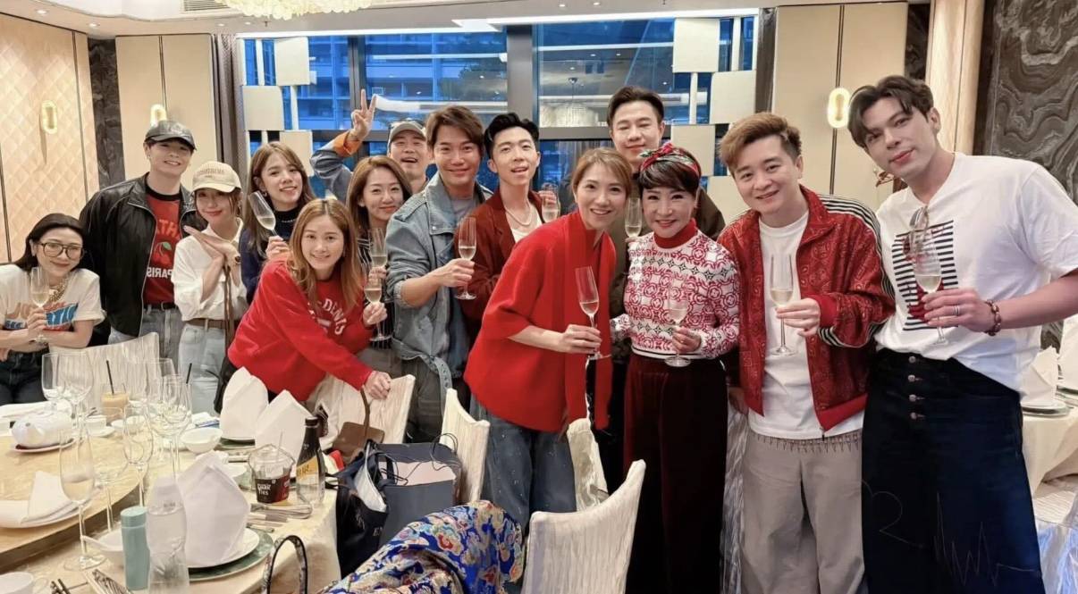 原创            狄波拉办开年聚会，邀十几人、人手一份礼物，谭辉智是“主宾”！