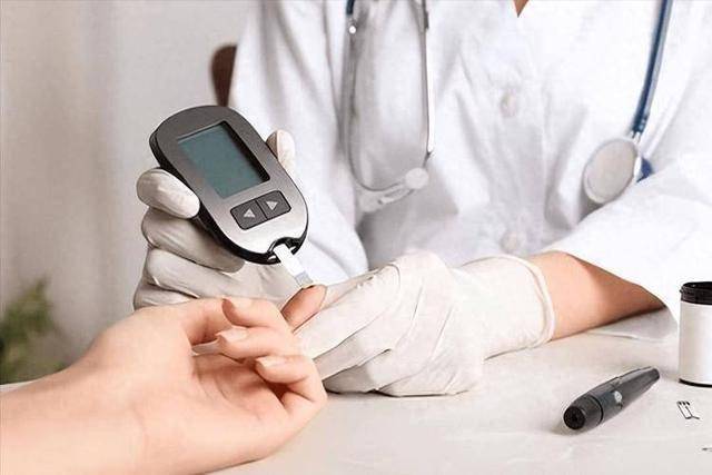 医生强调：糖尿病患者若常喝茶叶水，不出半年时间，或有4大好处