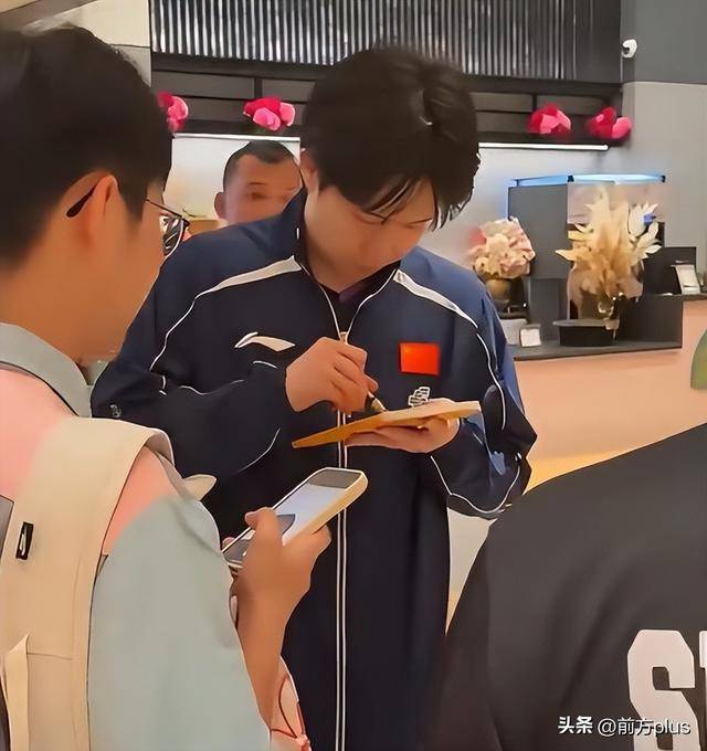 王楚钦拒绝签名：“白纸我签不了”，律师提醒：普通人也有风险