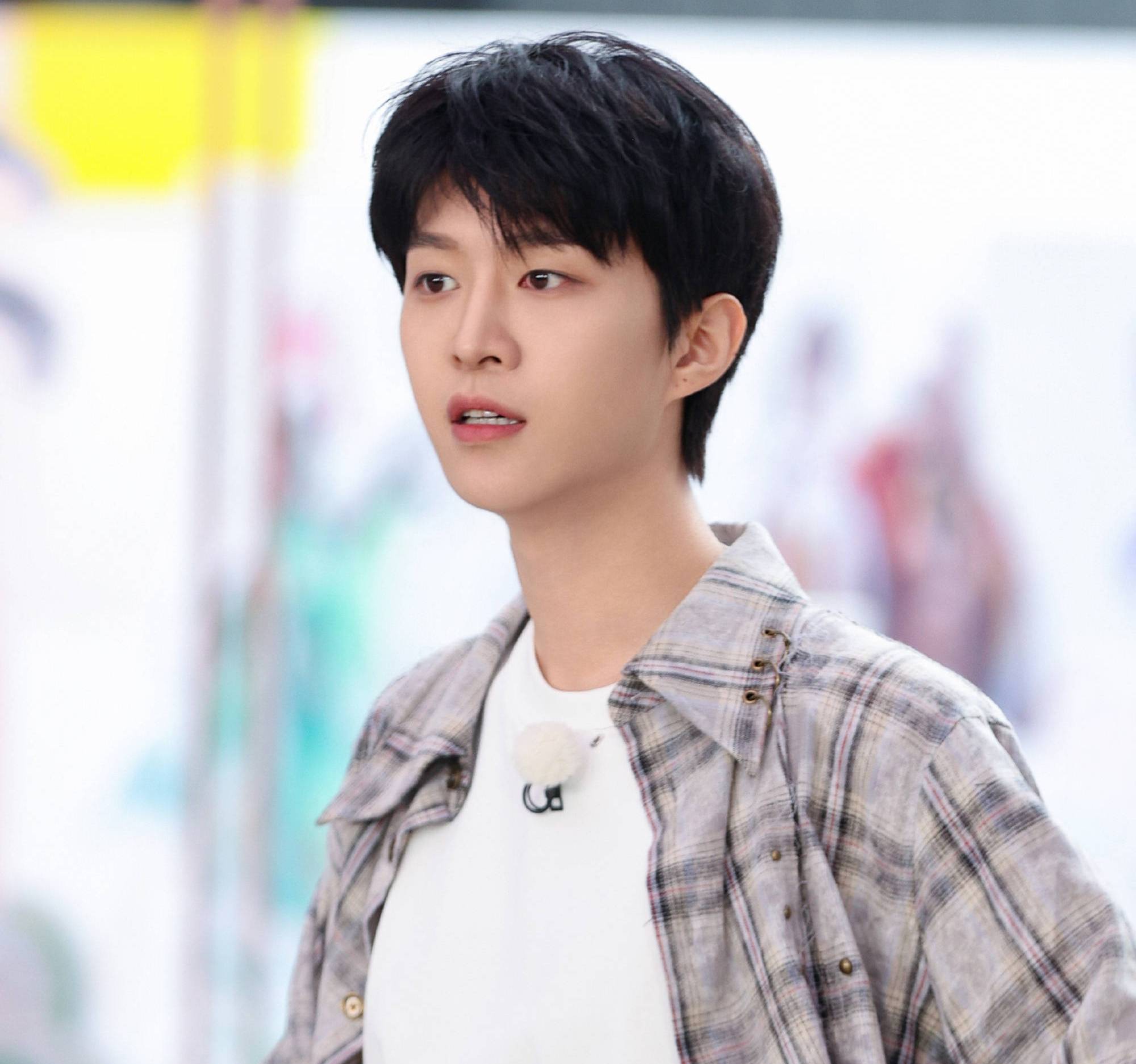 原创            范丞丞，从“不吱声”到金鸡提名，这个00后如何把一手争议牌打成了王炸？