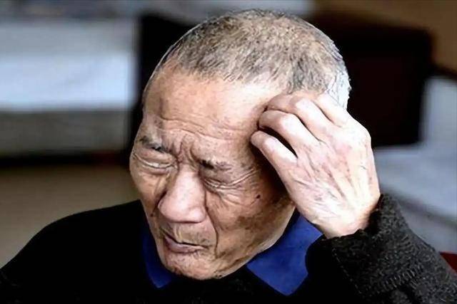 大脑开始萎缩，走路能预知？脑萎缩患者，走路时多半会有6个反常