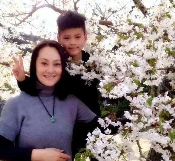 63岁大宋佳近况曝光！再婚嫁给小8岁比利时富商，儿女双全很幸福