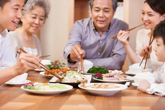 医生多次强调：年纪大了，宁可吃两口肥肉，都不要多吃这3样东西