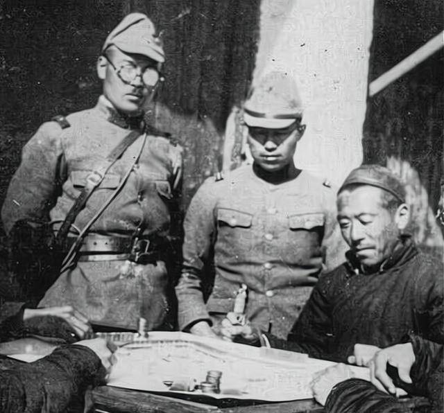 原创            恶霸逞凶作恶，锄奸队埋伏在桥头，一枪将恶霸击毙