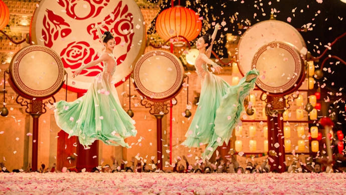 太美了！朱洁静、周晓辉春晚凌空起舞：春神降临，踏鼓迎春