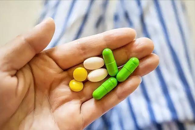 吃降压药不能吃苹果？医生告诫：入冬后，吃降压药时远离“4物”