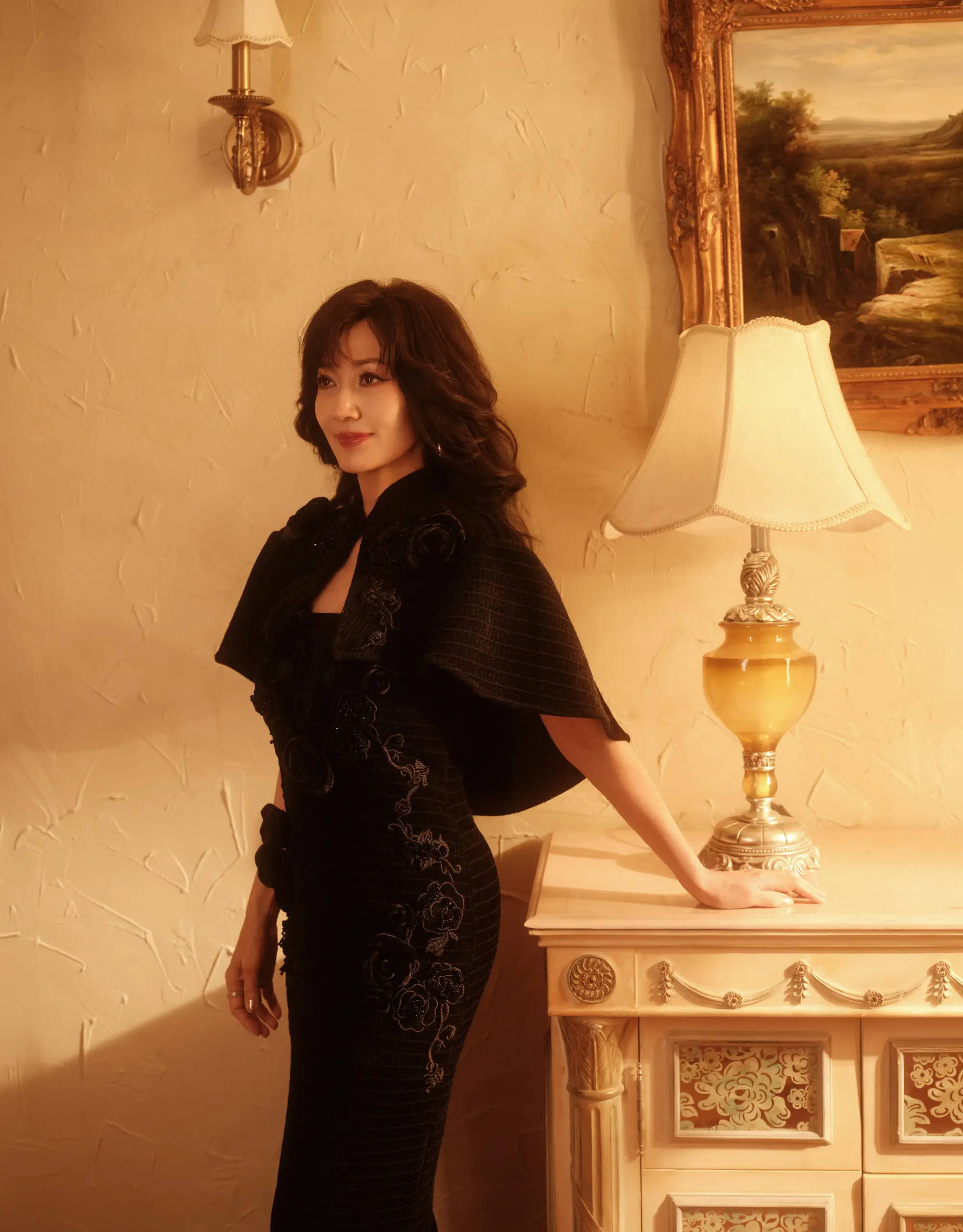 赵雅芝穿复古旗袍优雅端庄 鎏金布景下尽显东方韵味