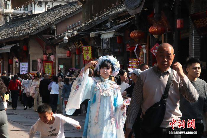 （新春走基层）成都洛带古镇：簪花写真体验人气旺