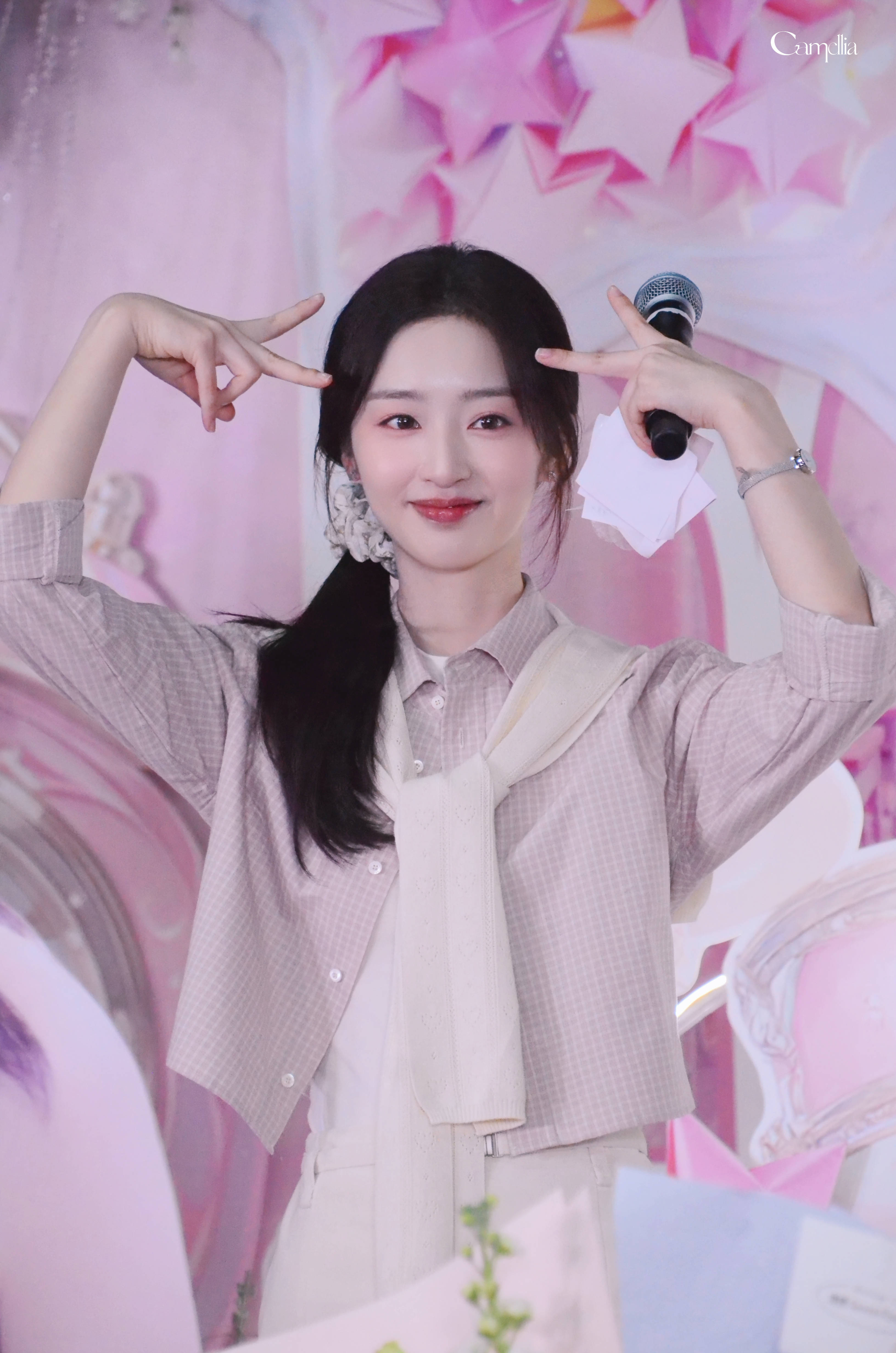 邓恩熙扎单边马尾对镜俏皮比心 表情灵动娇憨可爱