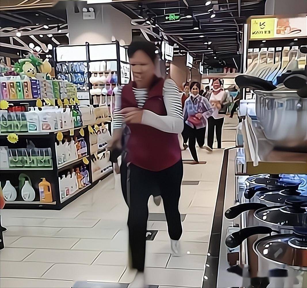 江苏，大妈在超市买东西，不小心把手机落在水果区，她一路狂奔回去找手机，结果跑着跑着脚下一滑，摔了个底儿朝天，到医院一查，摔成了胸12椎体压缩性骨折。一张写着21万元的索赔清单，最后换回来的是3万块钱的银行转账。这中间蒸发的18万，是南京一位退休老人为一次“超市折返跑”付出的昂贵学费...