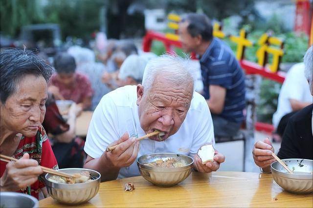 晚饭八分饱被推翻了？调查显示：过了56岁，吃饭尽量要做到这4点