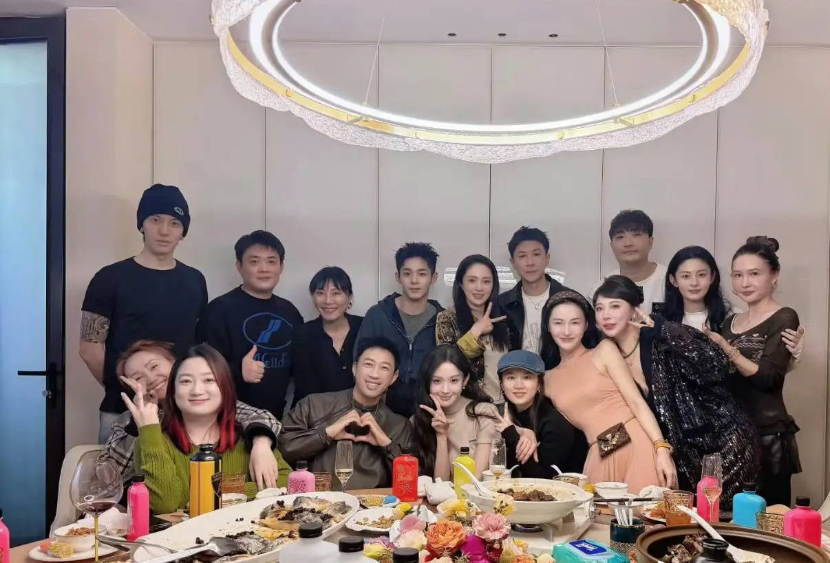 于正晒生日聚会合照 娜扎董璇张维伊赵晴等现身