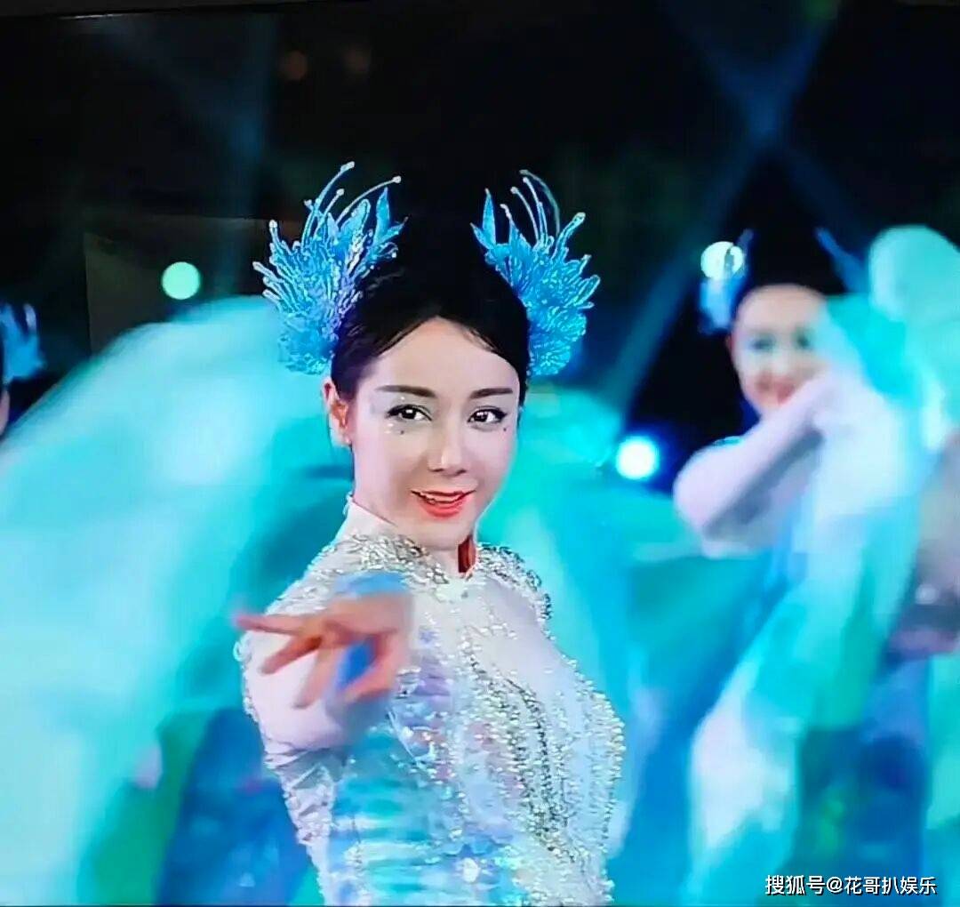 原创            迪丽热巴春晚跳舞引发争议，身材发福面部发腮，年龄感衰老感明显