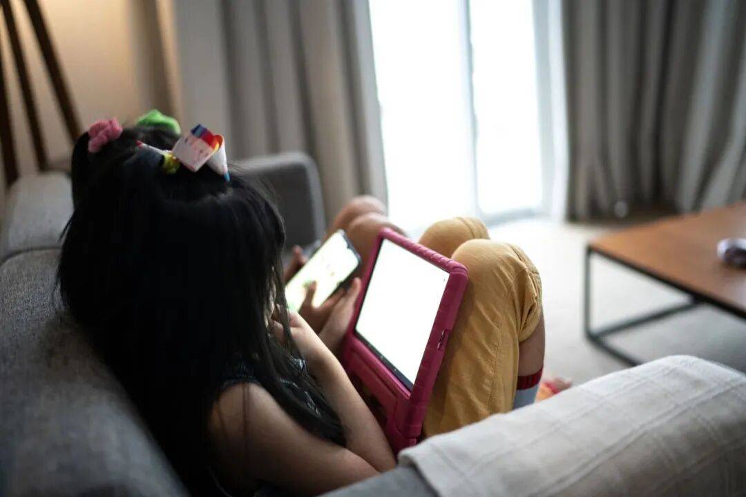 青少年“线上社牛线下社恐”问题不容小觑