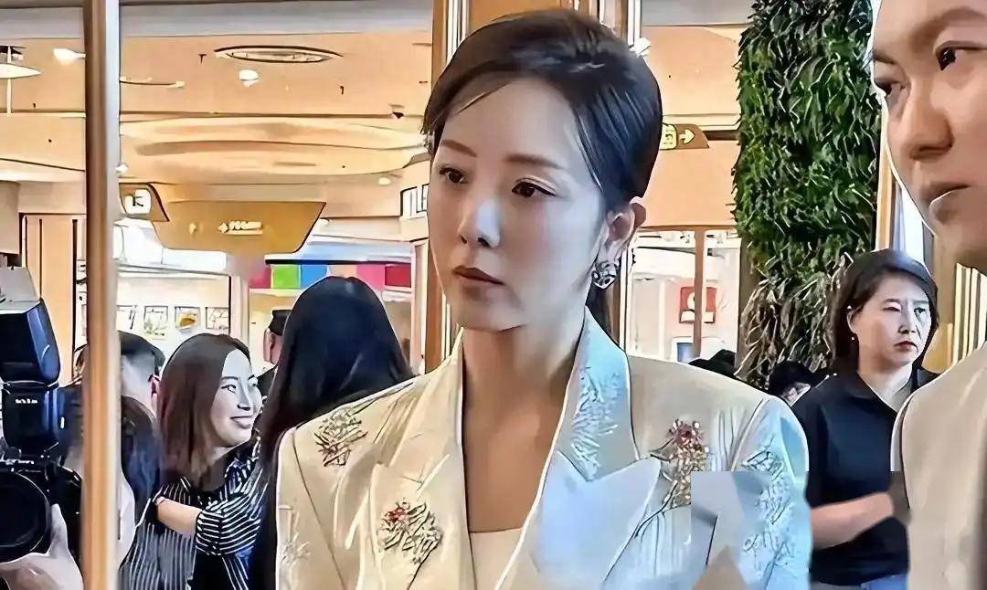 原创            狐狸尾巴藏不住？李思思离开央视原因曝光，原来“野心”不止于此