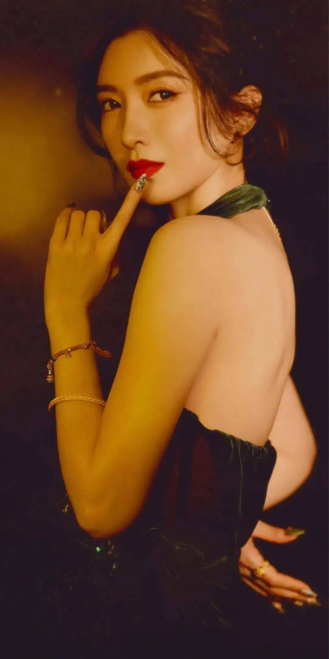 江疏影靓丽写真！雪肤玉貌风情妩媚魔鬼身材性感火辣