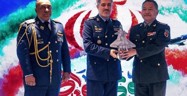 原创            福特号就位后，战争进入倒计时，中方向伊朗空军司令送出歼20模型