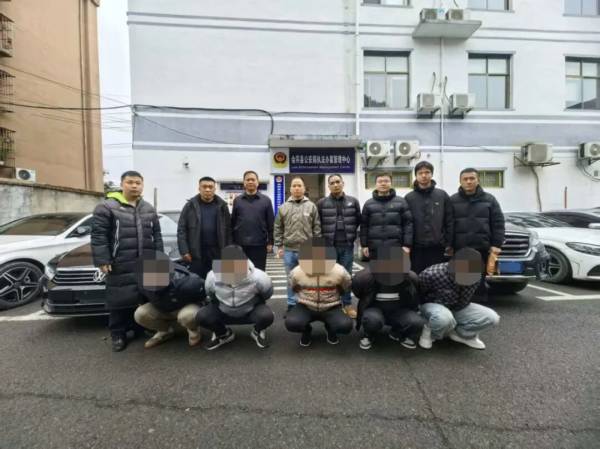 湖南一男子被轮番劝酒喝下“冰毒”酒，药效发作提前离场躲过一劫